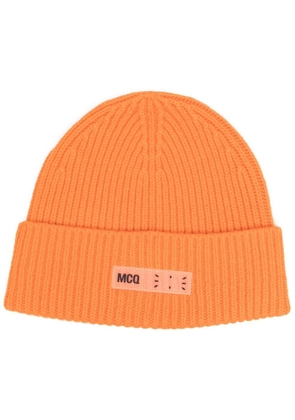 MCQ logo-patch ribbed-knit beanie - Orange