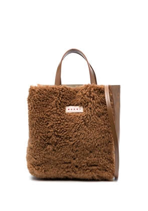 Marni logo-patch shearling tote bag - Brown