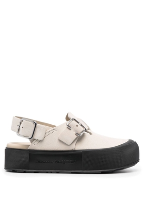 Alexander McQueen side buckle-fastening detail sandals - Neutrals