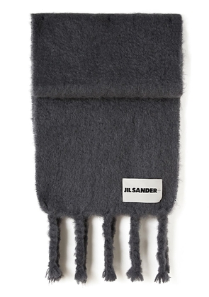 Jil Sander logo-patch fringed knitted scarf - Grey