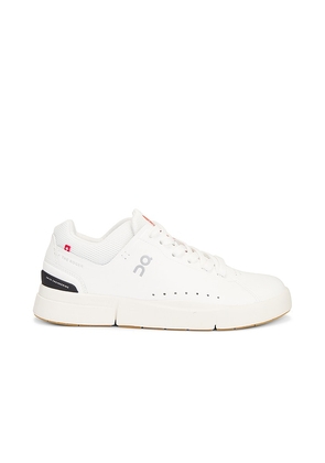 On The Roger Advantage Sneaker in White. Size 6.5, 7, 7.5, 8, 8.5, 9, 9.5.