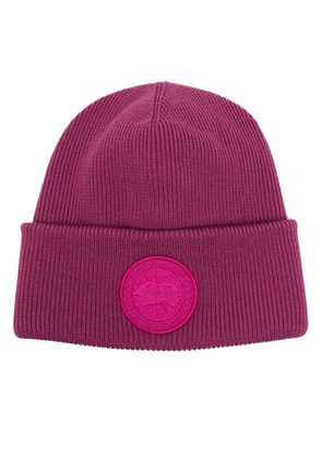 Canada Goose logo-patch ribbed-knit beanie - Purple
