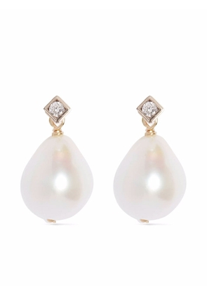 Poppy Finch 14kt yellow gold princess diamond and pearl drop earrings