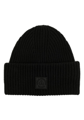 Moose Knuckles logo-patch ribbed-knit beanie - Black