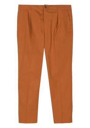 Maison Kitsuné pleat-detail tapered trousers - Brown