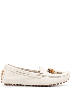 Gucci pebbled tassel loafers - White