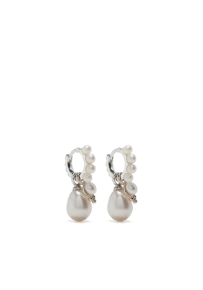 DOWER AND HALL timeless pearl hoop earrings - Silver