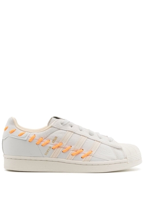 adidas low top sneakers - White