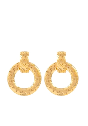 CHANEL Pre-Owned 1980s logo-engraved clip-on earrings - Gold