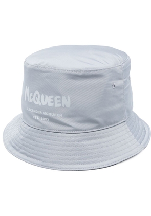Alexander McQueen logo-print bucket hat - Grey