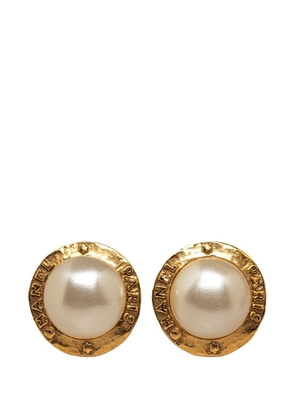 CHANEL Pre-Owned 1980-1990 Faux Pearl CC Clip On costume earrings - Gold