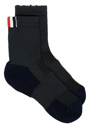 Thom Browne stripe-detail knitted ankle socks - Grey