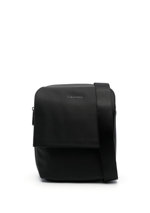 Calvin Klein logo-print messenger bag - Black