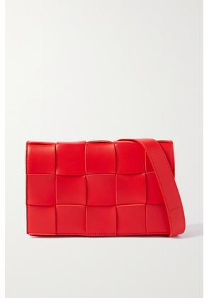 Bottega Veneta - Cassette Medium Intrecciato Leather Shoulder Bag - Red - One size