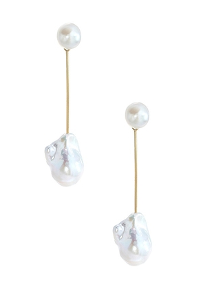 SHASHI Petunia Pearl Earring in Ivory.