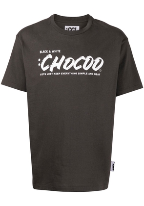CHOCOOLATE logo-print short-sleeved T-shirt - Grey