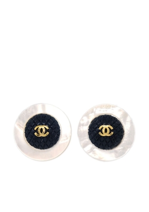CHANEL Pre-Owned 1995 diamond-embossed CC clip-on earrings - White