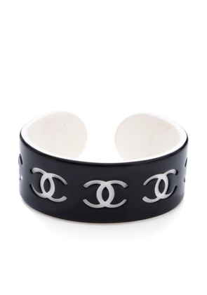 CHANEL Pre-Owned 2002 CC-debossed cuff - Black