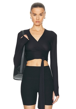 Beyond Yoga Featherweight Waist No Time Wrap Top in Darkest Night - Black. Size L (also in M, S, XS).
