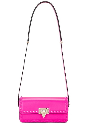 Valentino Garavani East West Rockstud Shoulder Bag in Pink - Fuchsia. Size all.
