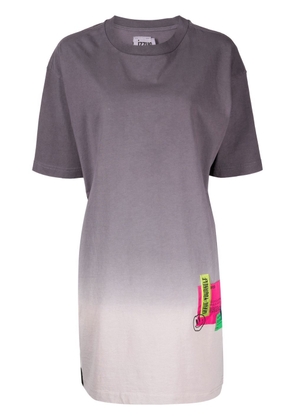 izzue ombré logo-print T-shirt dress - Grey