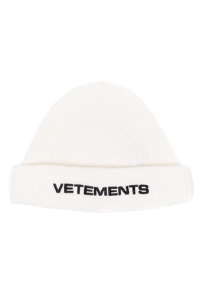 VETEMENTS logo-embroidered ribbed-knit beanie - White