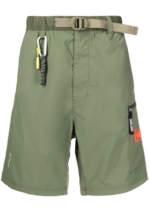 izzue carabiner-attachment belted Bermuda shorts - Green