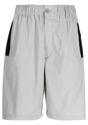 izzue logo-patch shorts - Grey