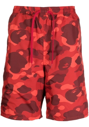 A BATHING APE® camouflage-pattern drawstring shorts - Red