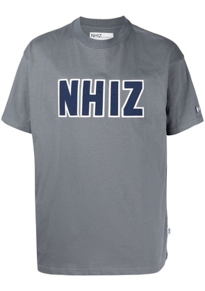 izzue logo-embroidered short-sleeve T-shirt - Grey