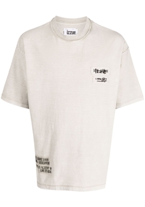 izzue logo-patch cotton T-shirt - Neutrals