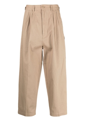 izzue logo-patch cropped tailored trousers - Brown
