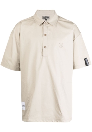 izzue logo-patch short-sleeved shirt - Brown