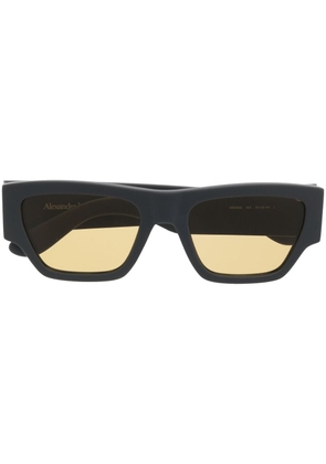 Alexander McQueen Eyewear engraved-logo arm sunglasses - Grey