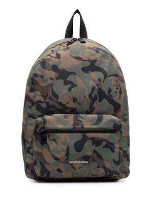 Alexander McQueen logo-print camouflage backpack - Green