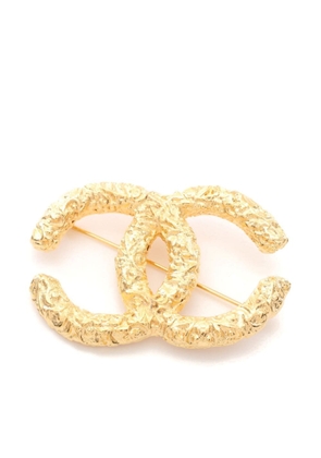 CHANEL Pre-Owned 1986-1988 CC hammered-finish brooch - Gold