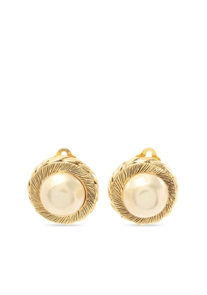 CHANEL Pre-Owned 1986-1988 faux-pearl clip-on earrings - Gold