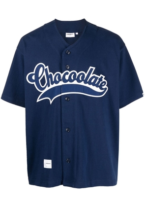 CHOCOOLATE logo-patch buttoned T-shirt - Blue