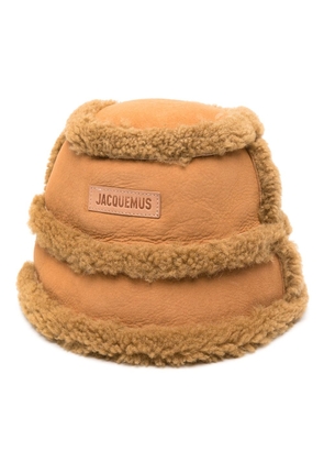 Jacquemus logo-patch shearling bucket hat - Brown