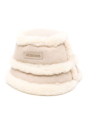 Jacquemus logo-patch shearling bucket hat - Neutrals