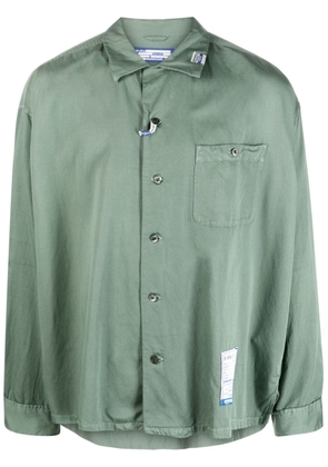 Maison MIHARA YASUHIRO logo-patch spread-collar shirt - Green