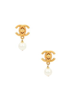 chanel Chanel Turnlock Pearl Clip-On Earrings in Gold - Metallic Gold. Size all.