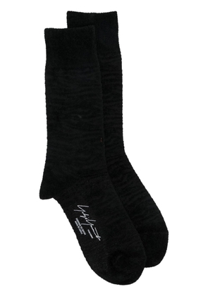 Yohji Yamamoto pattern-jacquard logo-print socks - Black