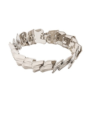 ALAÏA Croco Necklace in Argent - Metallic Silver. Size all.