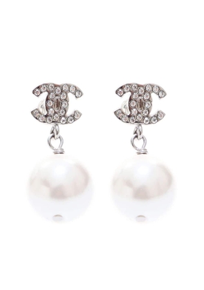 CHANEL Pre-Owned 2015 CC faux-pearl dangle earrings - Silver