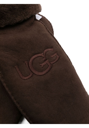UGG logo-embroidered shearling mittens - Brown