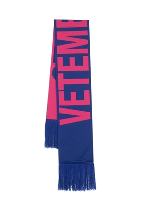 VETEMENTS intarsia-knit logo fringed scarf - Blue