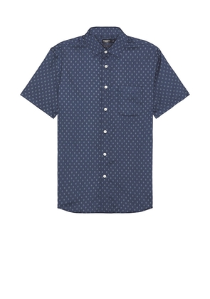 Faherty Short Sleeve Movement Shirt in Navy. Size M, S, XL/1X.