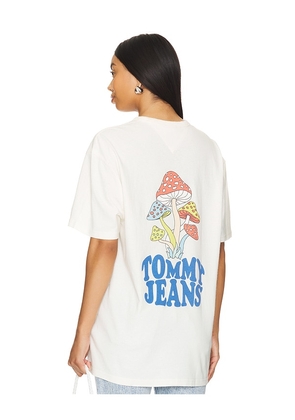 Tommy Jeans Novelty Graphic Tee in White. Size L, S, XL/1X, XS.