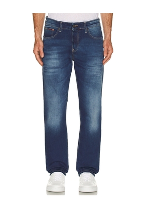 Tommy Jeans Ryan Regular Straight Jeans in Blue. Size 30, 32, 34, 36.